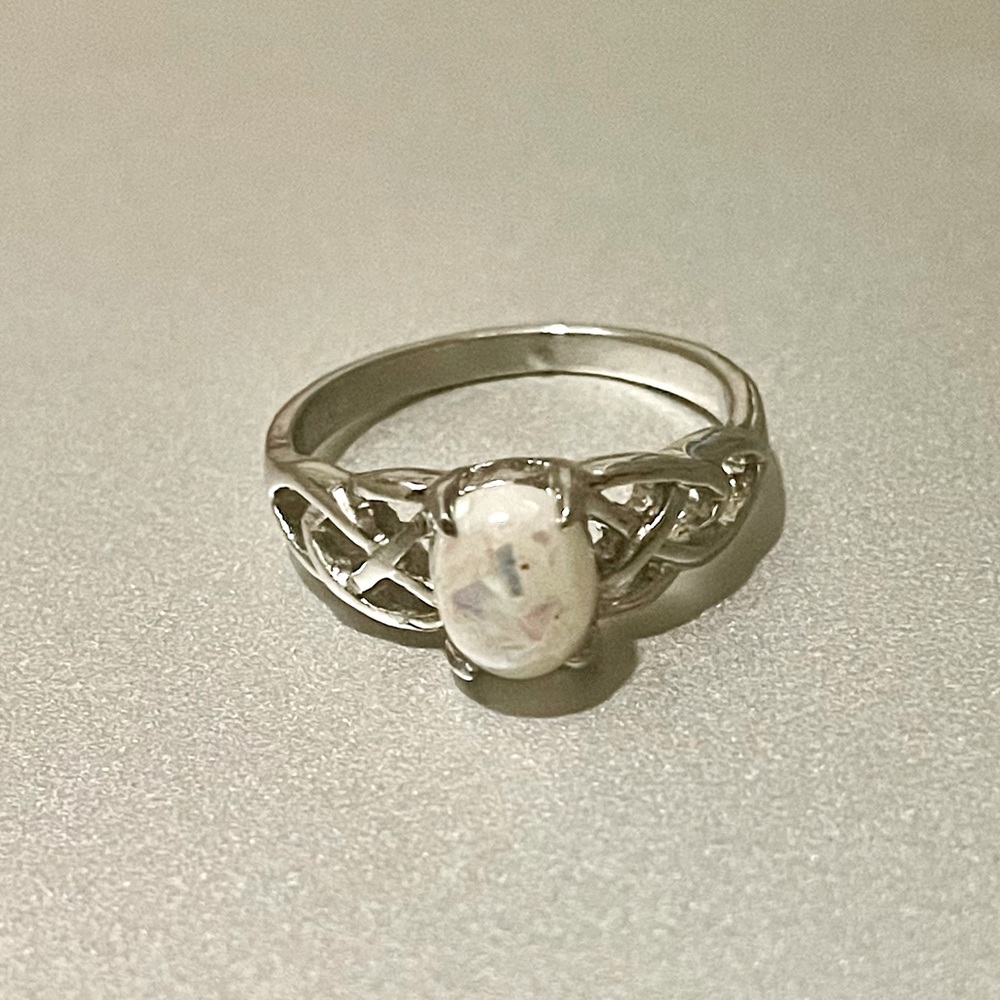 Opalescent Ring 💍 - Sz 7